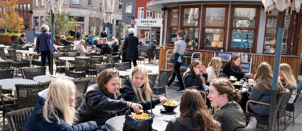 Cafes et restaurants rouvrent au Danemark, qui reprend des airs de normalite