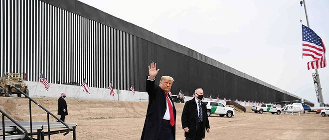 De nombreux migrants parviennent a franchir le mur frontalier entres les Etats-Unis et le Mexique, dont le cout des travaux est estime a plus de 15 milliards de dollars durant le mandat de Donald Trump.
