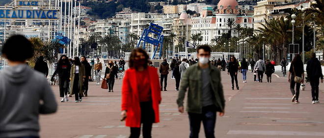 Sur la promenade des Anglais, et dans le centre-ville de Nice, les haut-parleurs rappellent toute la journee qu'il faut respecter les gestes barrieres.
