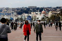 Sur la promenade des Anglais, et dans le centre-ville de Nice, les haut-parleurs rappellent toute la journée qu'il faut respecter les gestes barrières.
