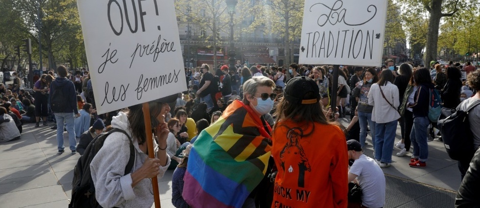 Marche lesbienne: des milliers de personnes defilent en faveur de la PMA pour toutes