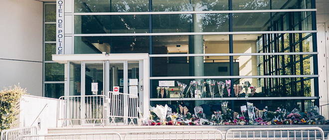 Des dizaines de fleurs deposees en hommage a Stephanie Monferme devant le commissariat de Rambouillet (Yvelines), le 24 avril, au lendemain dfe l'attentat.
