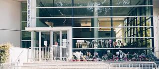 Des dizaines de fleurs déposées en hommage à Stéphanie Monfermé devant le commissariat de Rambouillet (Yvelines), le 24 avril, au lendemain dfe l'attentat.

