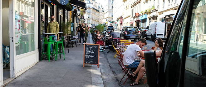 Durant l'ete 2020, les Parisiens ont decouvert le concept des terrasses ephemeres, installees sur d'anciennes places de parking.
