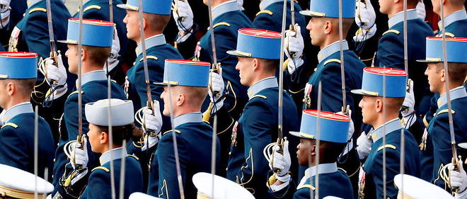 Des eleves officiers lors du defile du 14 juillet 2020, place de la Concorde a Paris.
