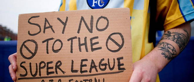 Des supporters protestent contre la creation de la Super League europeenne  devant le stade de Stamford Bridge, domicile du Chelsea Football Club, a Londres, le 20 avril. 
