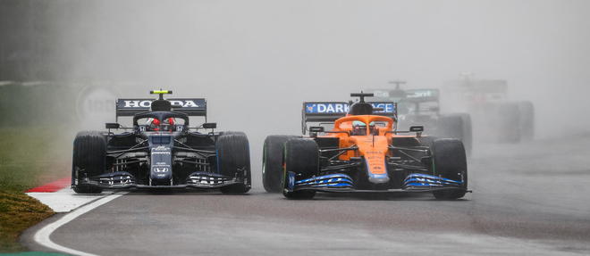 C'est notamment pour voir plus de manoeuvres de depassement - ici, celle de Daniel Ricciardo (McLaren) sur Pierre Gasly Pierre (AlphaTauri) - que les organisateurs du championnat de Formule 1 experimenteront pour la premiere fois a Silverstone un nouveau format de course courte organise le samedi precedant le classique Grand Prix, toujours dispute le dimanche.
