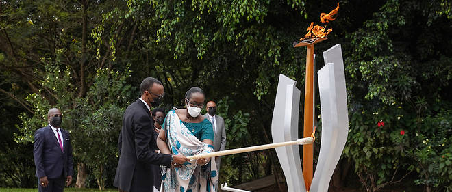 Le president rwandais Paul Kagame et la premiere dame Jeannette Kagame allument une flamme commemorative lors de la 27e commemoration du genocide de 1994 au Memorial du genocide de Kigali, a Kigali, au Rwanda, le 7 avril 2021.
