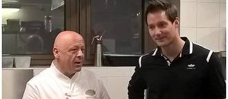 Le chef étoilé Thierry Marx et l'astronaute français Thomas Pesquet dans les cuisines du Mandarin Oriental à Paris.