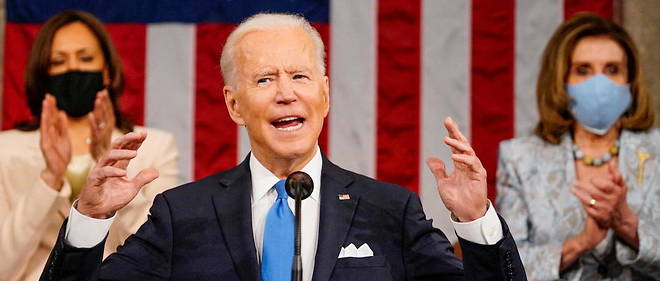 Le president americain Joe Biden s'adresse au Congres devant la vice-presidente Kamala Harris et la chef des democrates a la Chambre Nancy Pelosi, le 28 avril 2021.
