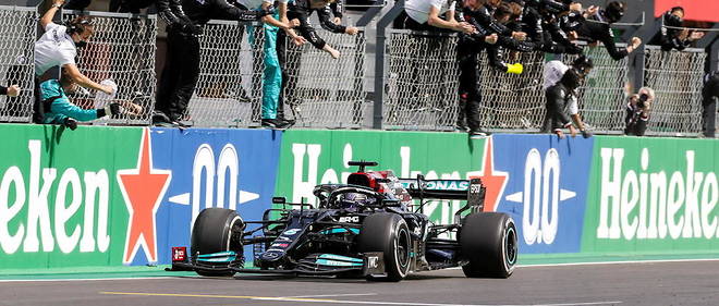 Comme de coutume, Lewis Hamilton au volant de sa Mercedes est venu raser le mur des stands en passant la ligne d'arrivee pour celebrer sa victoire avec son equipe.
