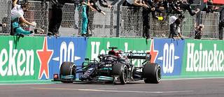 Comme de coutume, Lewis Hamilton au volant de sa Mercedes est venu raser le mur des stands en passant la ligne d'arrivée pour célébrer sa victoire avec son équipe.
