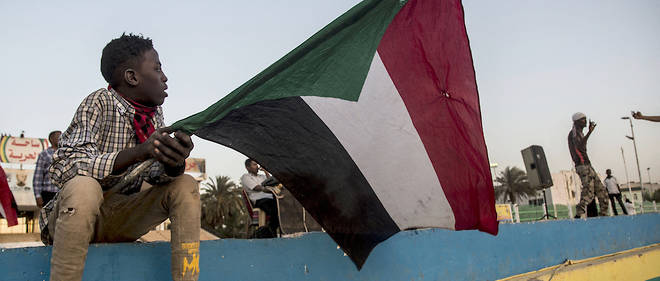 Deux ans apres le soulevement populaire ayant mis fin a trente ans de dictature, les Soudanais travaillent a faire partir les militaires au sein du pouvoir. Ceux-ci sont accuses d'empecher les avancees vers ce qui avait ete prevu au depart du gouvernement de transition.
