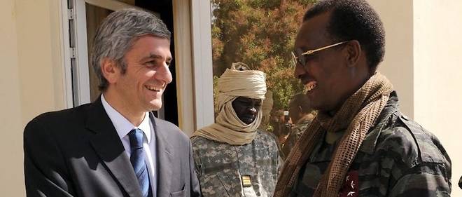 Idriss Deby, en treillis, accueille Herve Morin, alors ministre francais de la Defense, le 6 fevrier 2008 a N'Djamena. 
