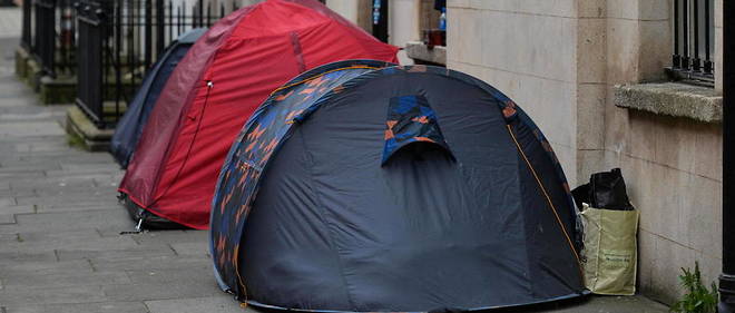 Une rue de Dublin ou des sans-abri ont installe leurs tentes.

