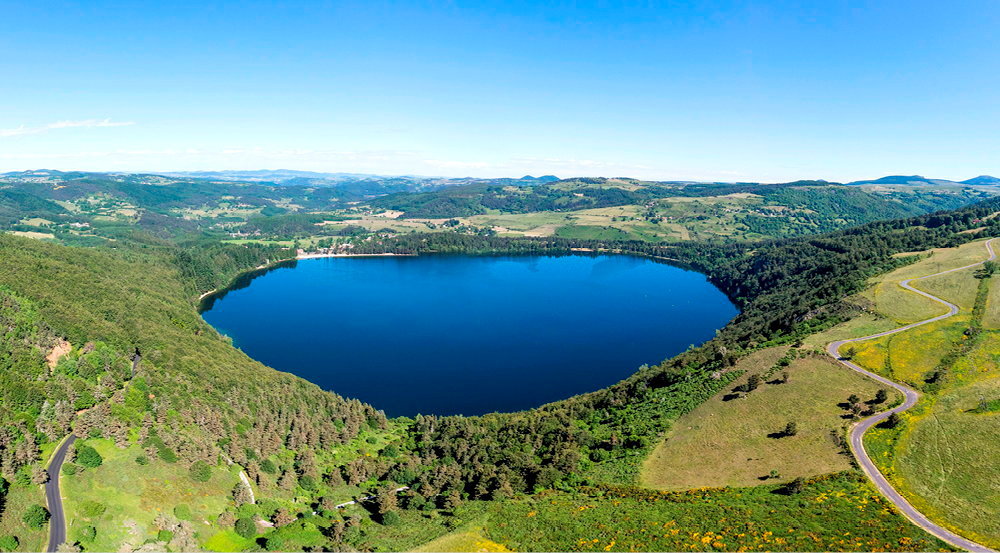 
        Ecrin. Le lac d'Issarles, au nord des Cevennes, occupe le cratere d'un volcan endormi.