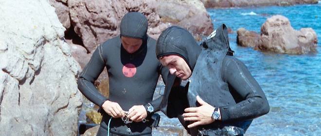 Photographies en 1986, ces plongeurs de la Marine nationale portent des montres Tudor reference 9401 au cadran bleu caracteristique.
