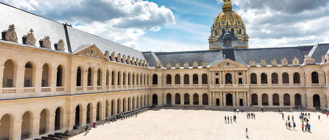 La cour d'honneur des Invalides, haut lieu commemoratif, a l'entree de laquelle trone depuis 1911 la statue de Napoleon par Seurre.
