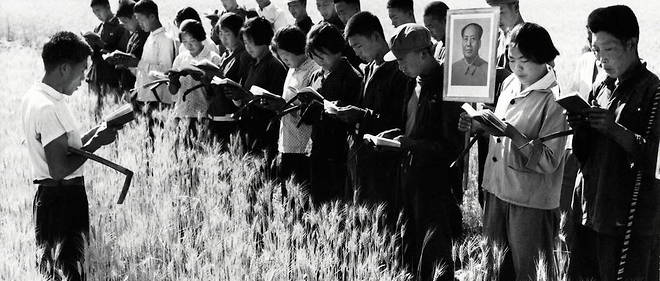 Seance de lecture des pensees de Mao avant le travail aux champs, dans les environs de Pekin, en juillet 1967. Le centenaire du Parti communiste chinois, en juillet 2021, entend magnifier la figure de Xi Jinping comme heritier a la fois de Mao Zedong et de Deng Xiaoping. 
