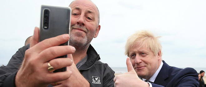 Boris Johnson pose pour un selfie lors d'un deplacement electoral a Hartlepool, le 3 mai 2021. 
