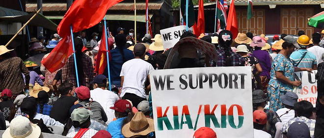 Des manifestants portant une pancarte en support a l'armee independante Kachin (KIA) et l'organisation independante Kachin (KIO), le 3 mai 2021 a Hpakant.

