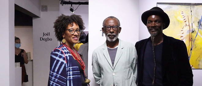 Le commissaire de l'exposition, Idelphonse Affogbolo (au centre de l'image), lors du vernissage de l'exposition << ContemporaryBenin >>, a la galerie d'art Amani, a Abidjan.
