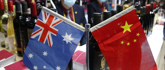 Les drapeaux chinois et australien exhibes lors d'un salon a Shanghai en novembrre 2020.
