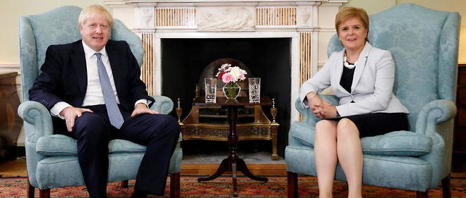 Le Premier ministre britannique Boris Johnson en compagnie de la Premiere ministre ecossaisse Nicola Sturgeon en juillet 2019 a Edimbourg. 
