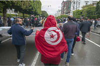 Les mesures prises par la Tunisie pour faire face à la pandémie de Covid-19 depuis 2020 ont des conséquences sociales lourdes dans un pays qui était déjà à la peine économiquement.

