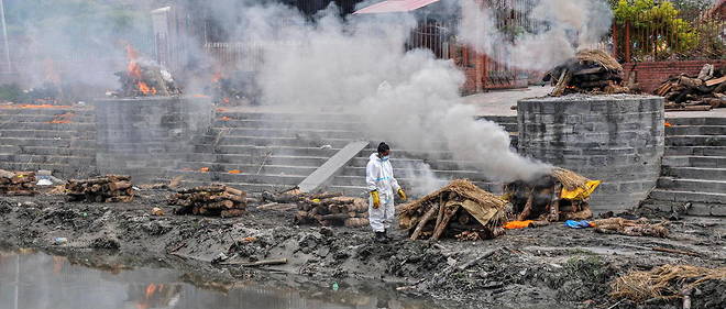 Des lieux de cremation pour defunts du Covid sont improvises sur les berges de la riviere Bagmati a Katmandou, au Nepal.
