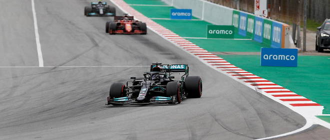 Le timing du deuxieme arret aux stands de Lewis Hamilton (Mercedes) lui a permis de revenir sur Verstappen a sept tours de l'arrivee, avec des pneus plus frais, et de le doubler des sa premiere tentative pour voler vers la victoire.
