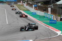 Le timing du deuxième arrêt aux stands de Lewis Hamilton (Mercedes) lui a permis de revenir sur Verstappen à sept tours de l'arrivée, avec des pneus plus frais, et de le doubler dès sa première tentative pour voler vers la victoire.
