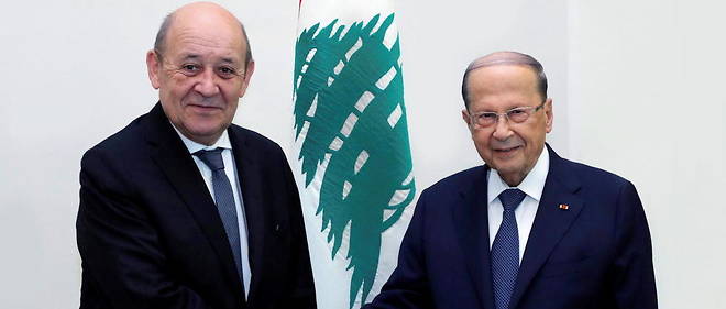 Le ministre francais des Affaires etrangeres, Jean-Yves Le Drian, serrant la main du president libanais Michel Aoun, le 23 juillet 2020, au palais presidentiel de Baabda, a Beyrouth. 
