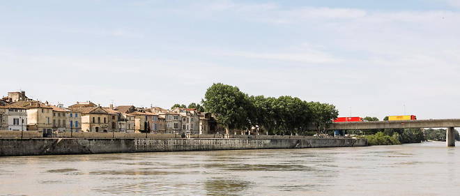 Coupee en deux par la RN 113, la ville d'Arles attend depuis 25 ans la creation d'un contournement autoroutier.
