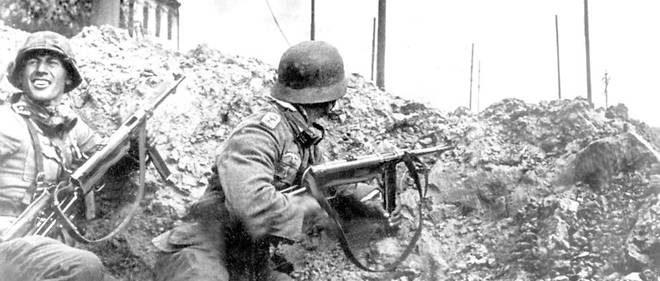 L'infanterie allemande dans des combats de rue a Stalingrad. 
