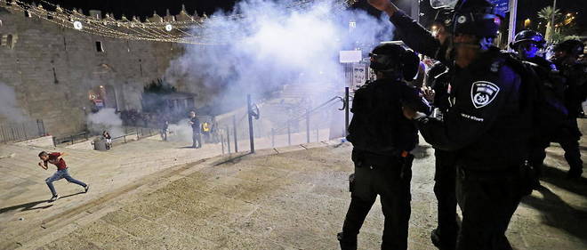 Des membres des forces de securite israeliennes dispersant des rassemblements a Jerusalem, le 10 mai 2021.
