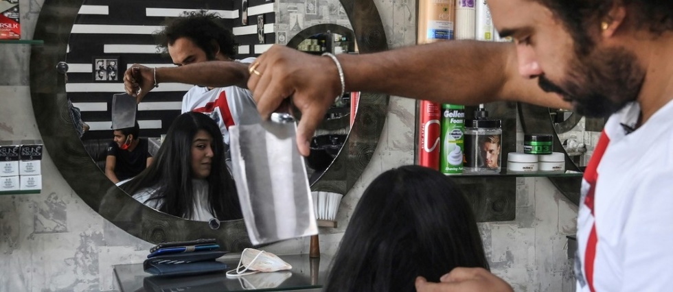 Au chalumeau et au hachoir, un Pakistanais propose des coupes de cheveux decoiffantes