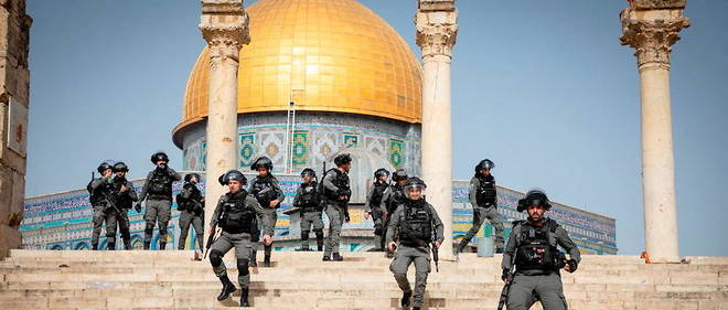 Des policiers palestiniens descendent de l'esplanade des mosquees apres des affrontements avec des manifestants palestiniens, le 10 mai 2021.
