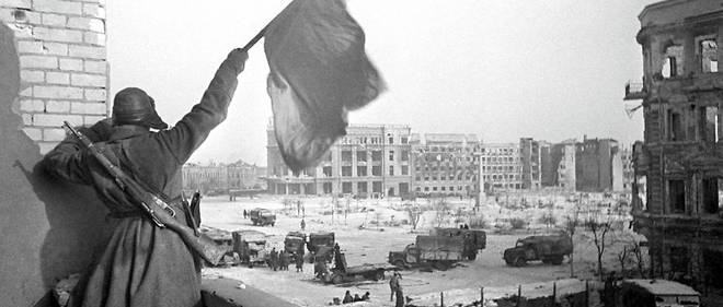 Le drapeau de la victoire est hisse en 1943 a Stalingrad apres six mois de batailles qui firent 2 millions de morts.
