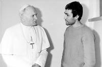 En 1983, Jean-Paul II rencontre Mehmet Ali Agca, l'homme qui avait tenté de l'assassiner. 
