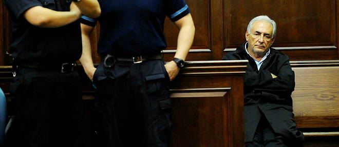 Le 16 mai 2011, deux jours apres son arrestation, Dominique Strauss-Kahn est presente devant un juge de la cour criminelle de Manhattan, a New York.
