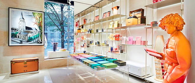 La boutique Louis Vuitton de Saint-Germain-des-Pres propose une selection de beaux livres. (Parasol : adresse avec terrasse)