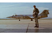 Sam Shepard, alias le pilote d'essai heroique Chuck Yeager, dans  L'Etoffe des heros , de Philip Kaufman (1983)
