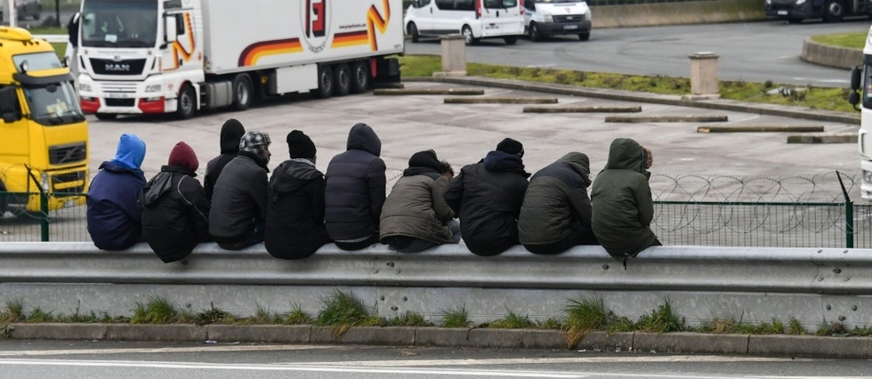 Calais: tentative d'intrusion de migrants au port, un routier legerement blesse