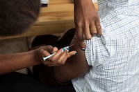 Le patron de l'Organisation mondiale de la santé a appelé vendredi les pays à renoncer à vacciner les enfants et les adolescents contre le Covid et faire don des doses ainsi libérées au système Covax
