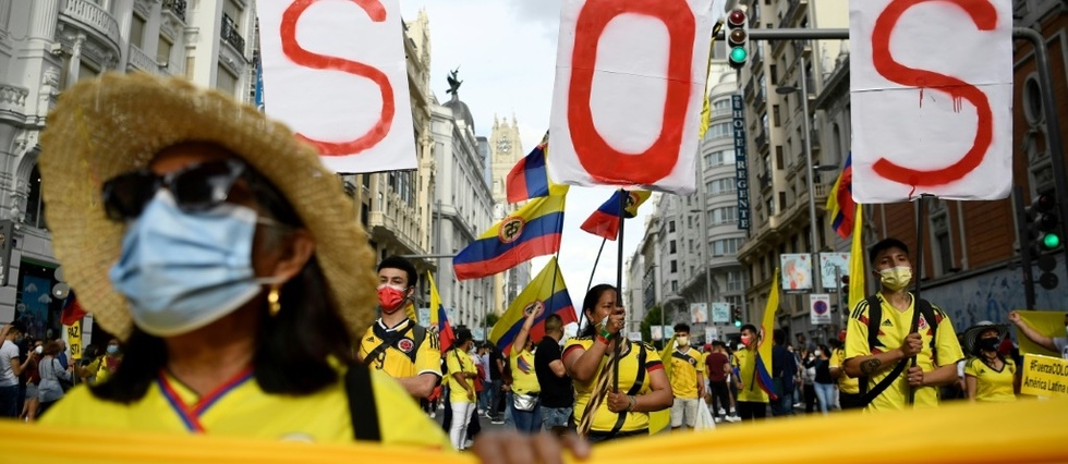 Des milliers de Colombiens defilent a Madrid en soutien a leurs compatriotes
