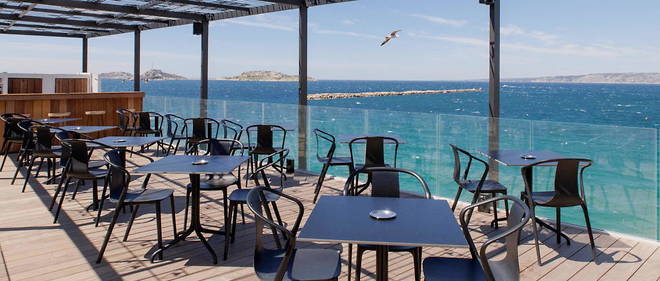 Le rooftop de l'Hotel des Bords de mer a Marseille devoile une epoustouflante vue sur la Mediterranee.
