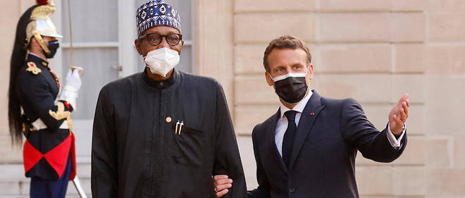 Pour le president nigerian, il est important de prendre en compte le duo Covid-19-terrorisme et saisir ce sommet sur l'economie africaine comme une occasion de renforcer les liens entre le Nigeria et la France. Ici, il est recu a l'Elysee le 17 mai par le president Emmanuel Macron.


