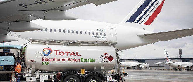 Un camion a propulsion electrique amene le biocarburant sous l'aile de l'Airbus A350.
