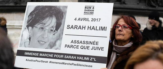 Une manifestante avec une affiche d'un portrait de Sarah Halimi le 5 janvier 2020.
